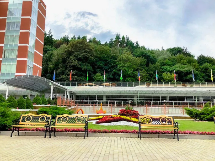 Территория санатория «Плаза» в Кисловодске - фотография