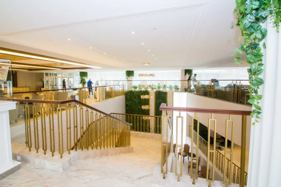 Лестница в холле в санатории «Плаза» в Кисловодске - фотография