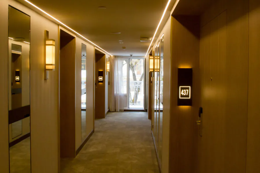 Коридор с номерами в санатории «Плаза» в Кисловодске - фотография