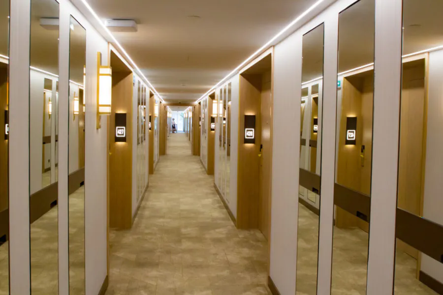 Коридор с номерами в санатории «Плаза» в Кисловодске - фотография