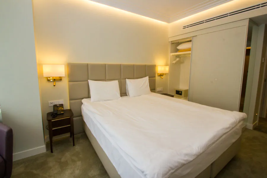 Стандартный двухместный номер в санатории «Плаза» в Кисловодске - фотография