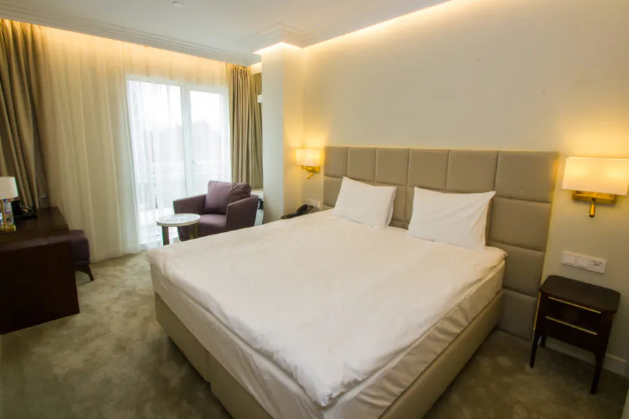 Стандартный двухместный номер в санатории «Плаза» в Кисловодске - фотография