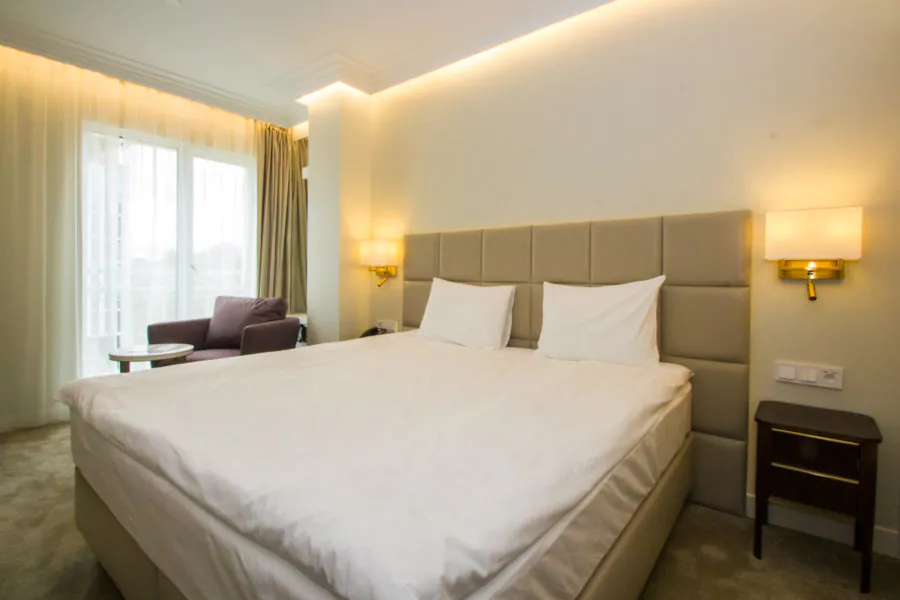 Стандартный двухместный номер в санатории «Плаза» в Кисловодске - фотография