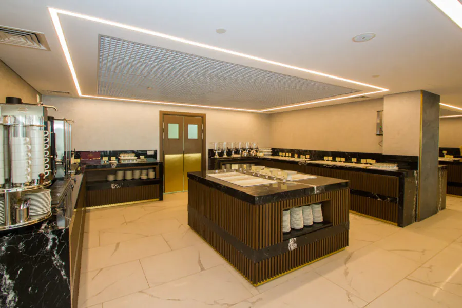 Раздаточный стол в санатории «Плаза» в Кисловодске - фотография