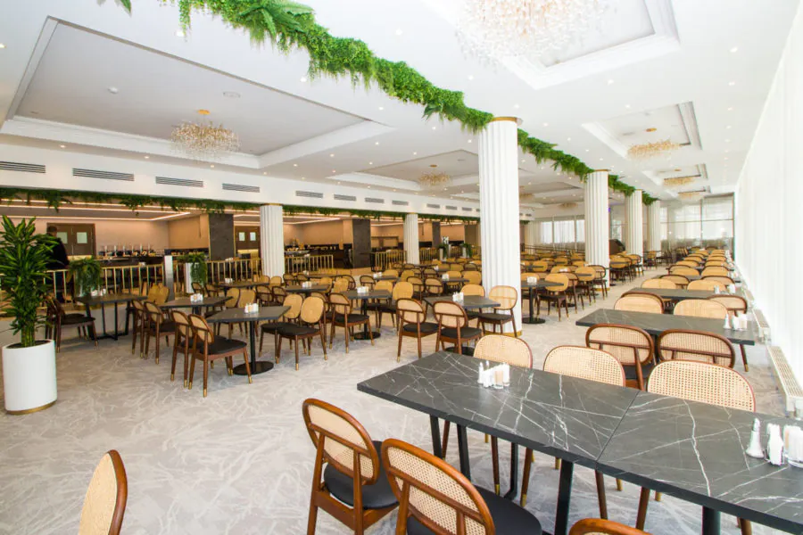 Обеденный зал в санатории «Плаза» в Кисловодске - фотография