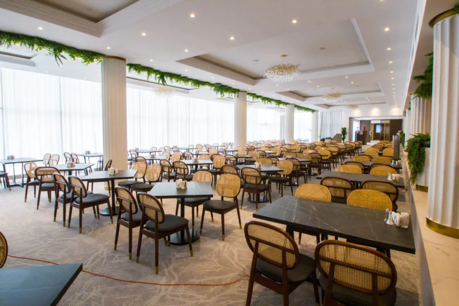 Обеденный зал в санатории «Плаза» в Кисловодске - фотография